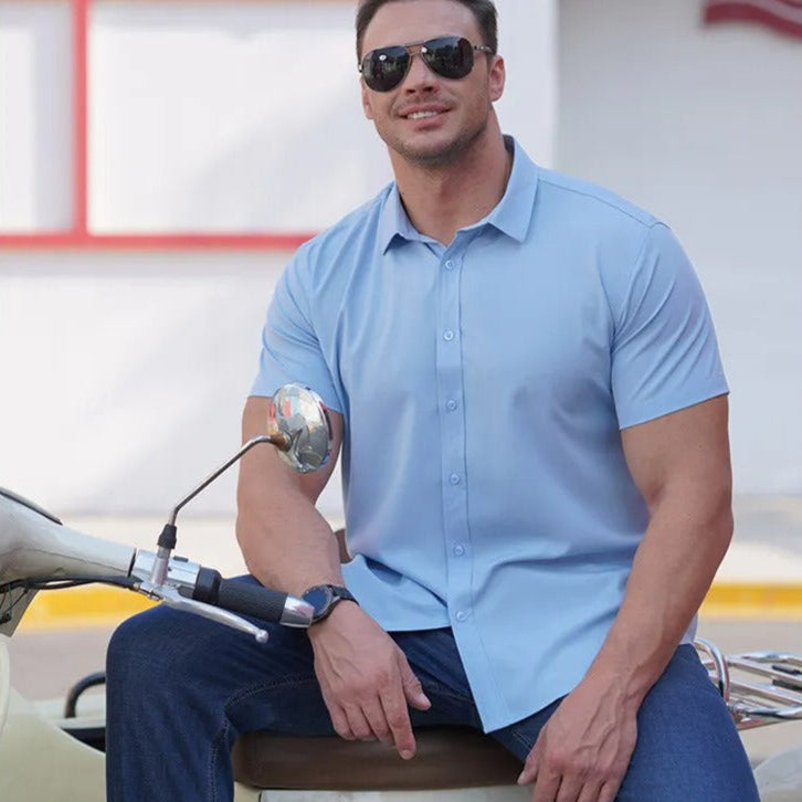 Camicia in Poliestere Elastico a Maniche Corte con Chiusura Frontale a Bottoni e Collo Classico